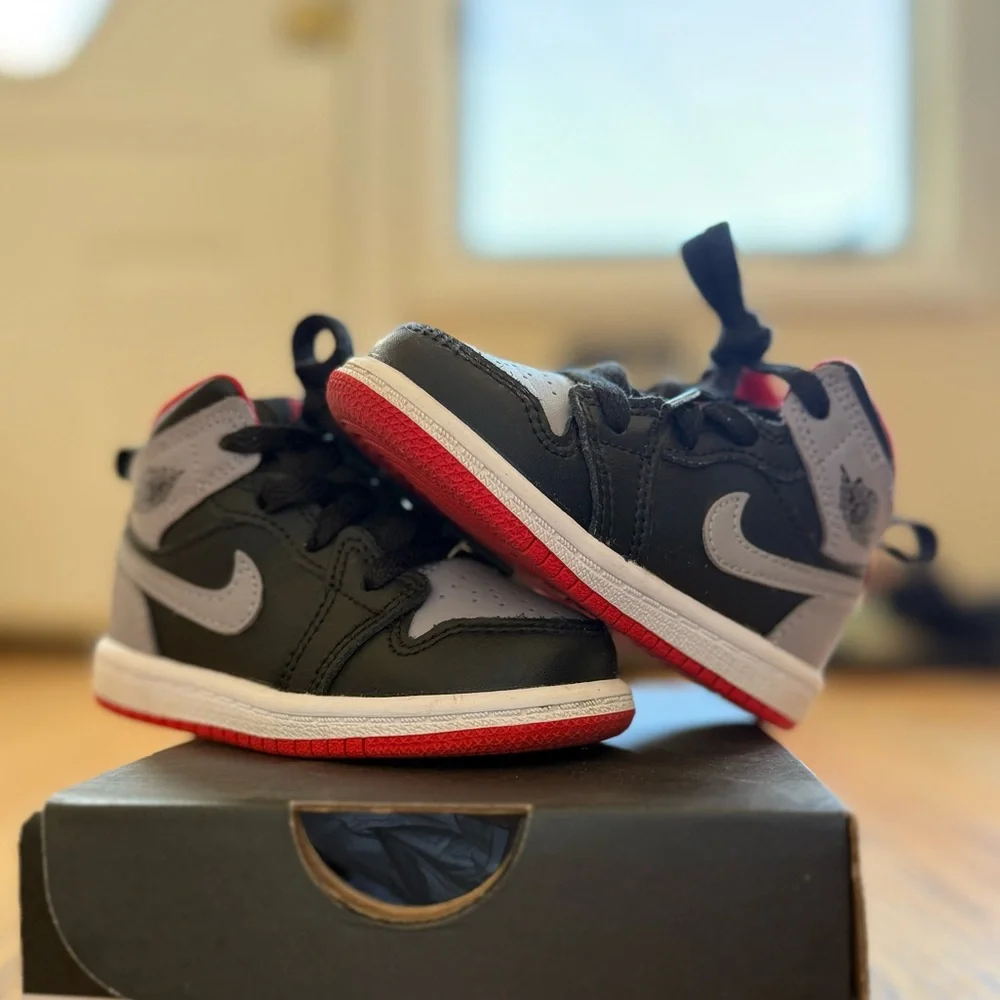Nike - Jordan 1 Mid TD
Size 5
Black/Gray/Fire Red - Picture 2 of 13